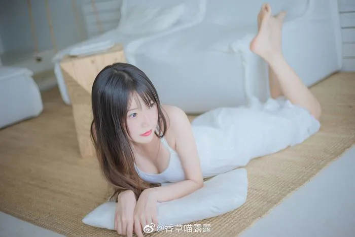 Say lòng hình ảnh thiếu nữ diện váy trắng dịu dàng, e ấp những ngày tết gần  kề