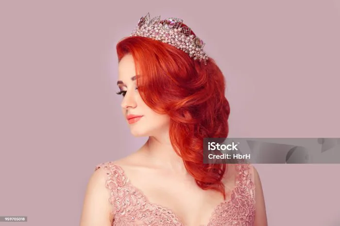 Cô Gái Xinh Đẹp Trong Vương Miện Ngọc Trai Màu Hồng Nhìn Sang Một Bên Cho  Thấy Kiểu Tóc Hình ảnh Sẵn có - Tải xuống Hình ảnh Ngay bây giờ - iStock