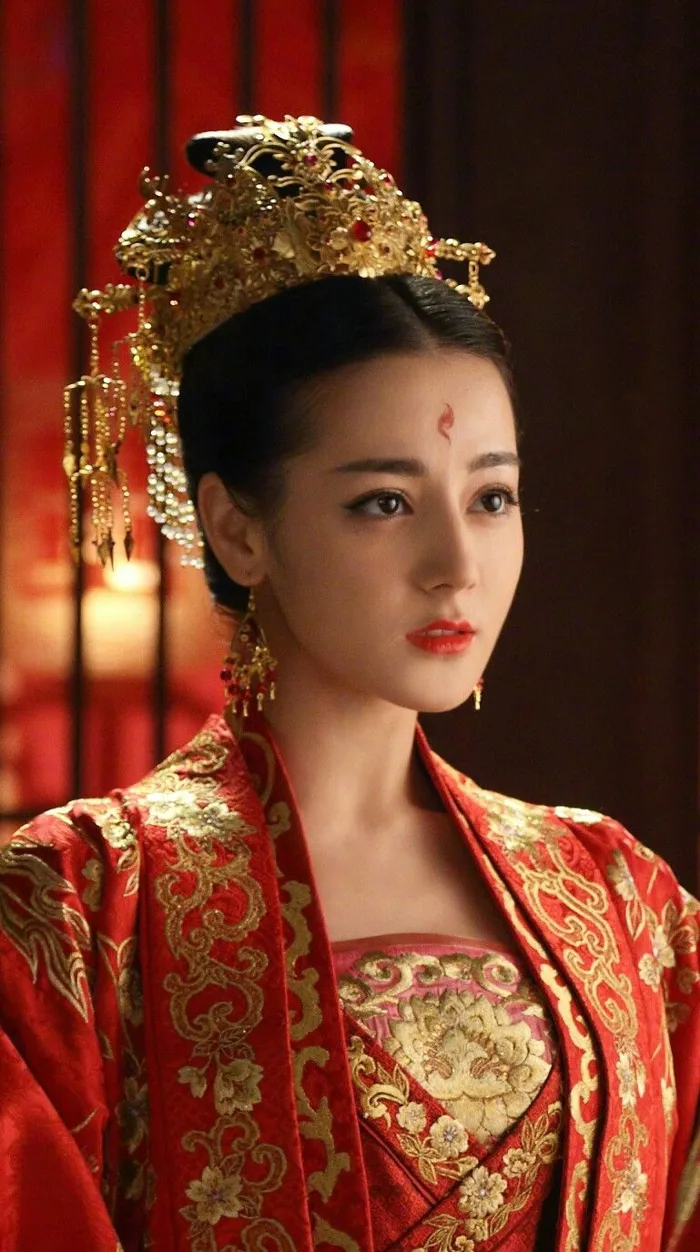 Cùng đeo vương miện tua rua, Tịnh Y trông lộng lẫy hơn hẳn Nhiệt Ba