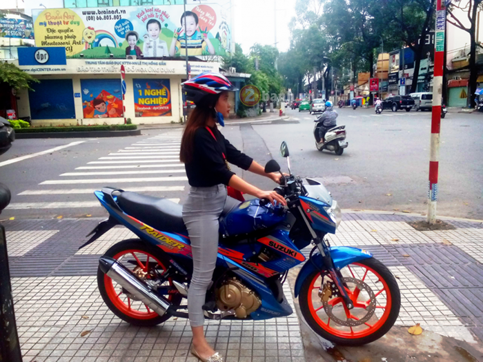Loạt ảnh Cô gái xinh đẹp chạy Raider 150 độ | 2banh.vn