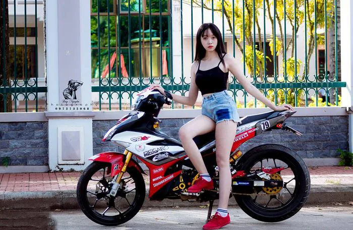 Hình ảnh đẹp mắt về xe độ và những cô gái quyến rũ