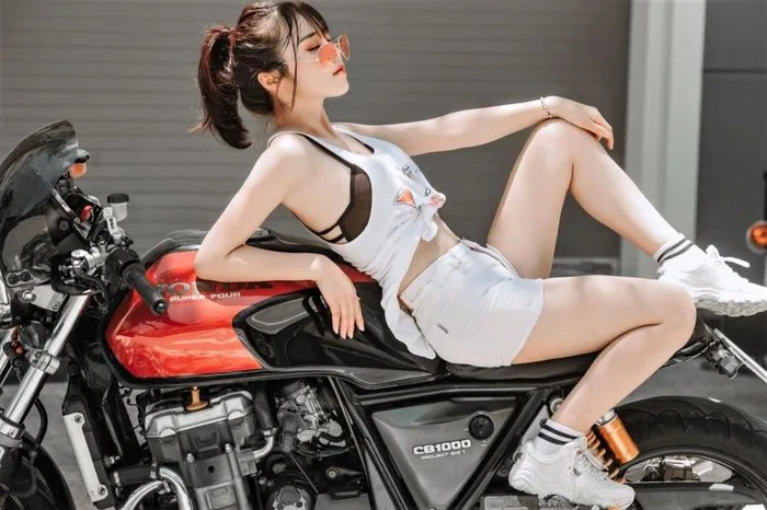 Hot girl xinh đẹp bên Honda CB1000R đốn tim cánh mày râu