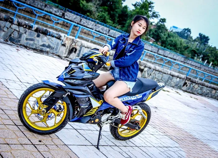 Hình ảnh xe độ và gái đẹp