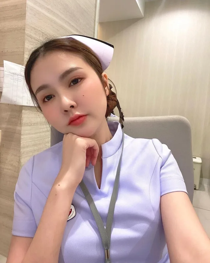 Nữ y tá Thái Lan mất việc vì quá xinh đẹp giờ đang làm gì?