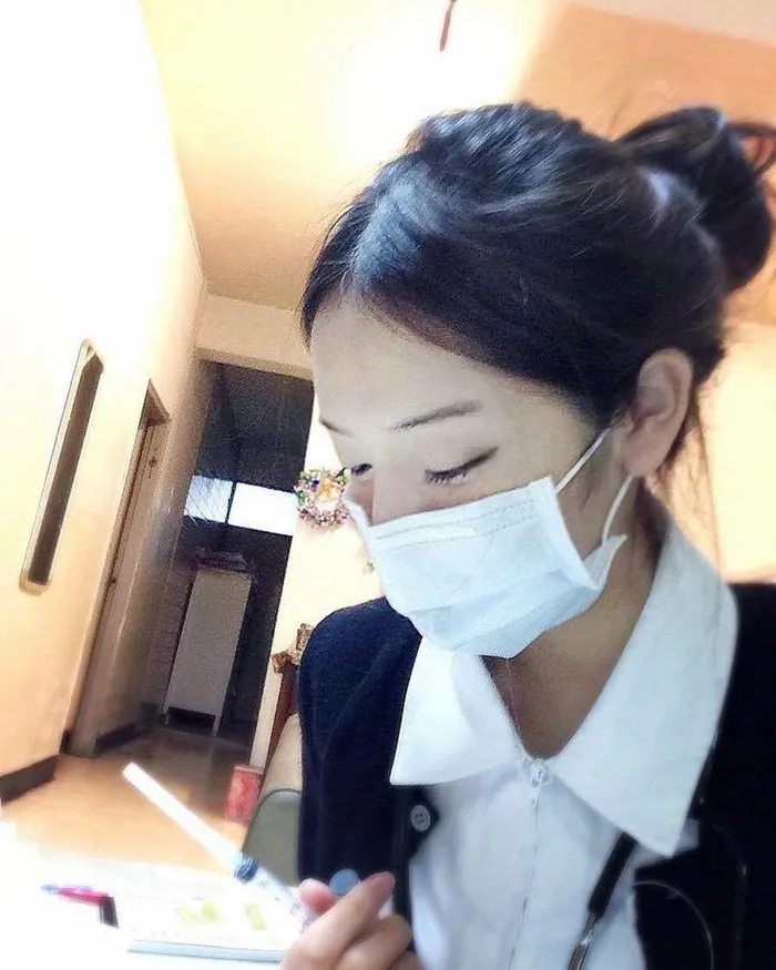 Nữ y tá gây sốt MXH dù đeo khẩu trang kín mít nhưng hình ảnh nóng bỏng ngoài đời mới thực sự được 
