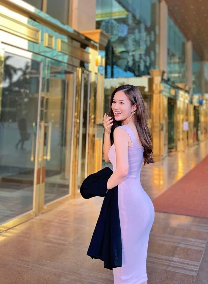 Nữ Y tá đẹp nhất nhì màn ảnh, đời thường mê khoe đường cong với đầm bó chẽn