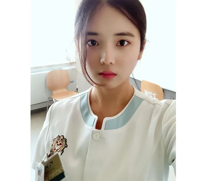 Nữ y tá xinh đẹp như hotgirl mặc áo blouse trắng hóa thiên thần