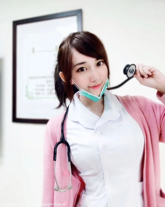 Nữ y tá dáng đẹp như người mẫu nội y, bị đồn có đại gia bao nuôi vì đời sống sang chảnh