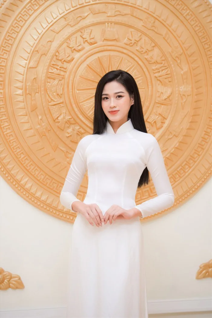 Hoa hậu Đỗ Thị Hà diện áo dài mỏng manh trong cái lạnh 14 độ