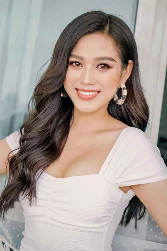 Hoa hậu Đỗ Thị Hà với những khuôn hình ngày càng nóng bỏng