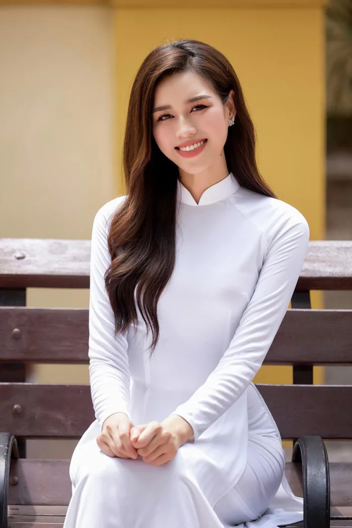 Hoa hậu Đỗ Thị Hà mặc áo dài trắng chụp ảnh kỷ yếu « Báo và Phát thanh,  Truyền hình Gia Lai