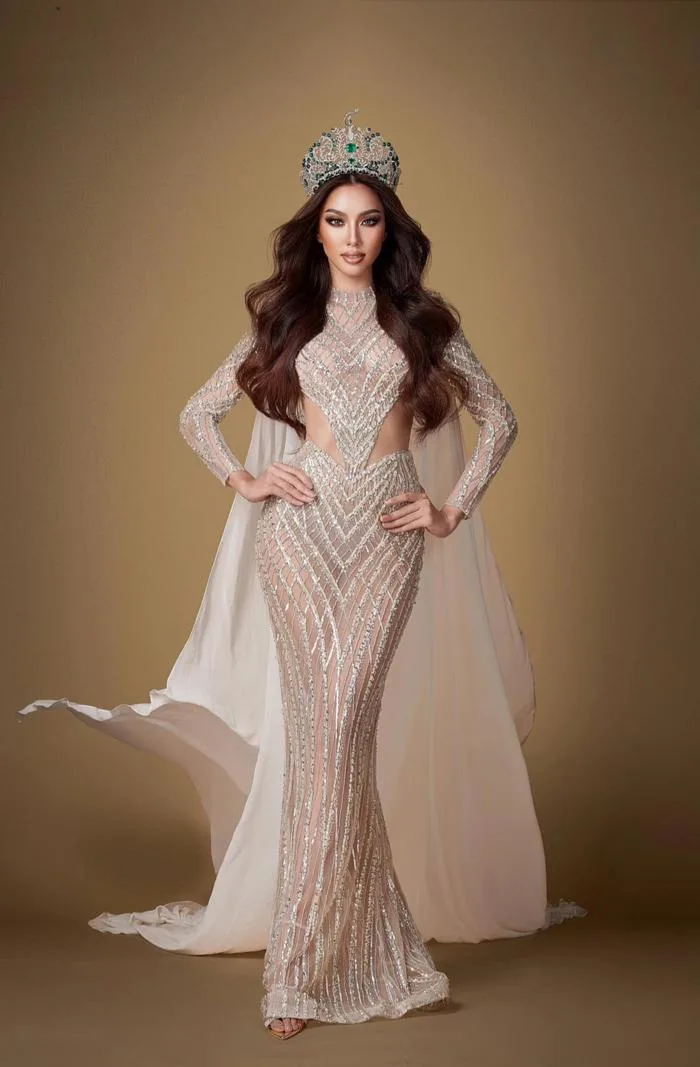 Hoa hậu Thùy Tiên khoe thần thái quyền lực khi đội vương miện Miss Grand mới