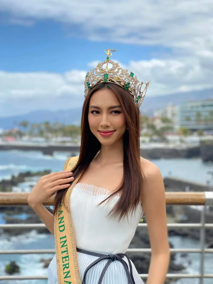 Thật khó tin khi Hoa hậu Thùy Tiên dùng son đắt, mà lại dùng phấn má giá rẻ