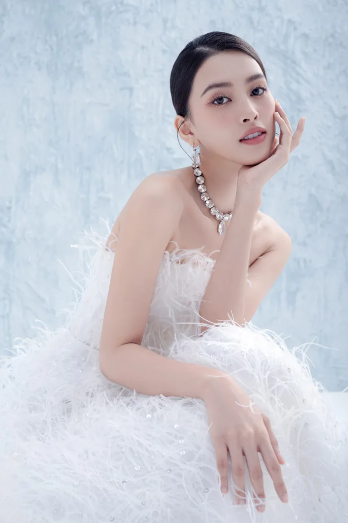 Hoa hậu Tiểu Vy bất ngờ diện váy cưới
