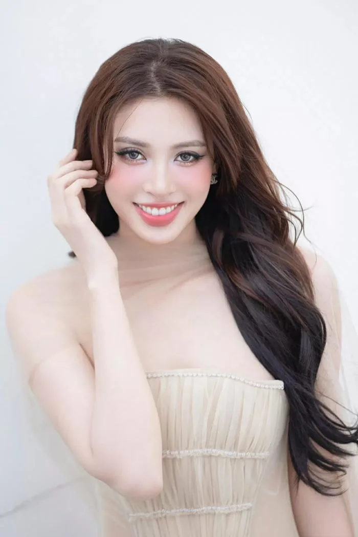 Ngắm bộ ảnh đẹp nên thơ của Hoa hậu Trần Tiểu Vy