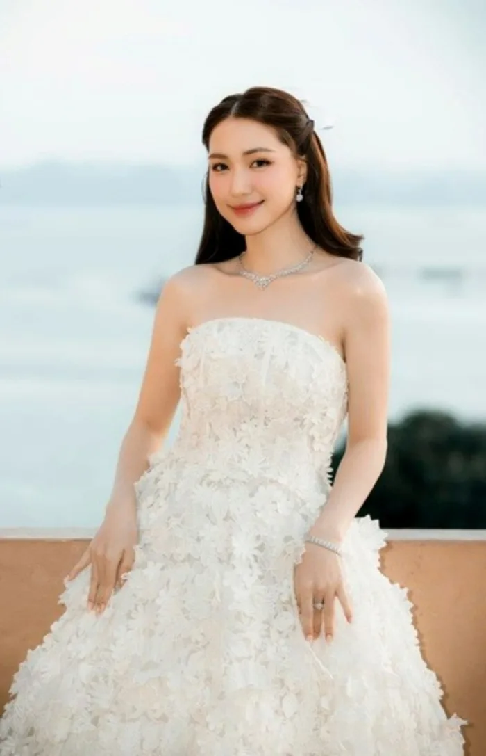 Hòa Minzy nhập viện cấp cứu, tình hình hiện tại ra sao?