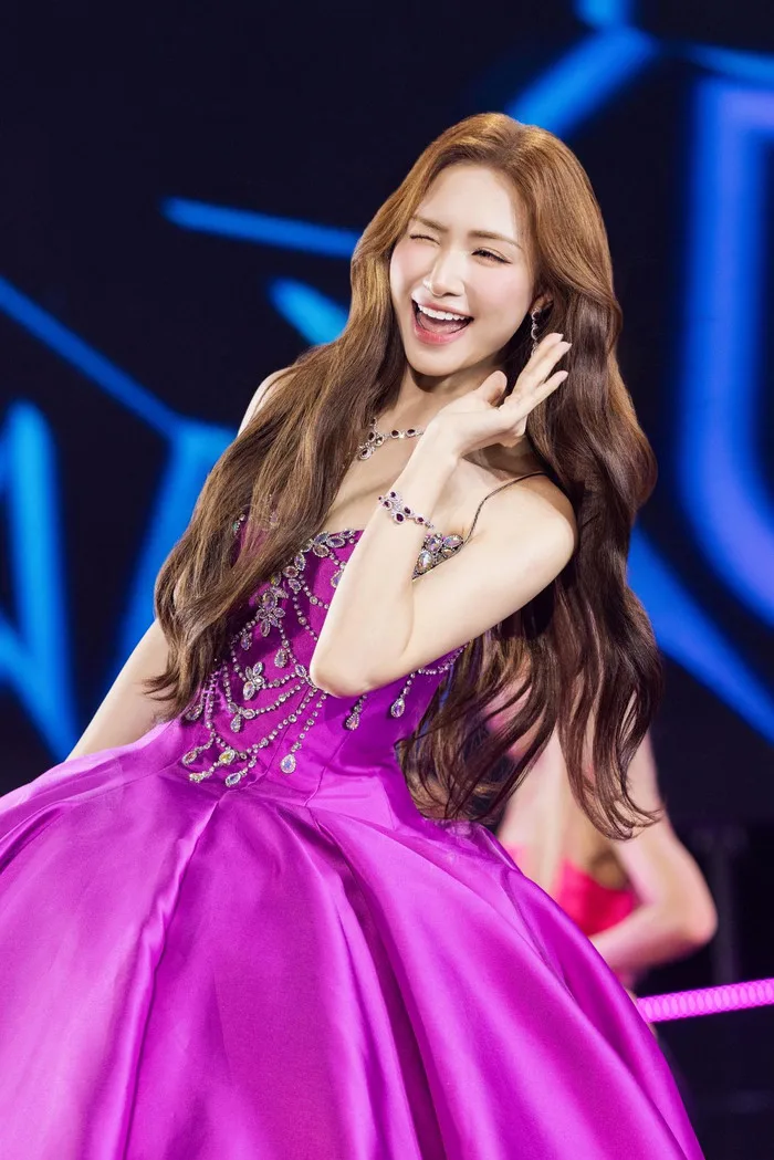 Sự nghiệp lẫn nhan sắc ngày càng thăng hoa của Hòa Minzy