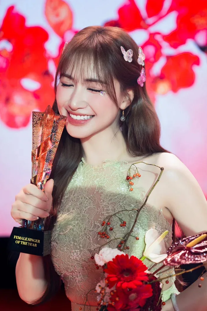 Hòa Minzy khiến khán giả lo lắng khi gặp chấn thương phải ngồi xe lăn