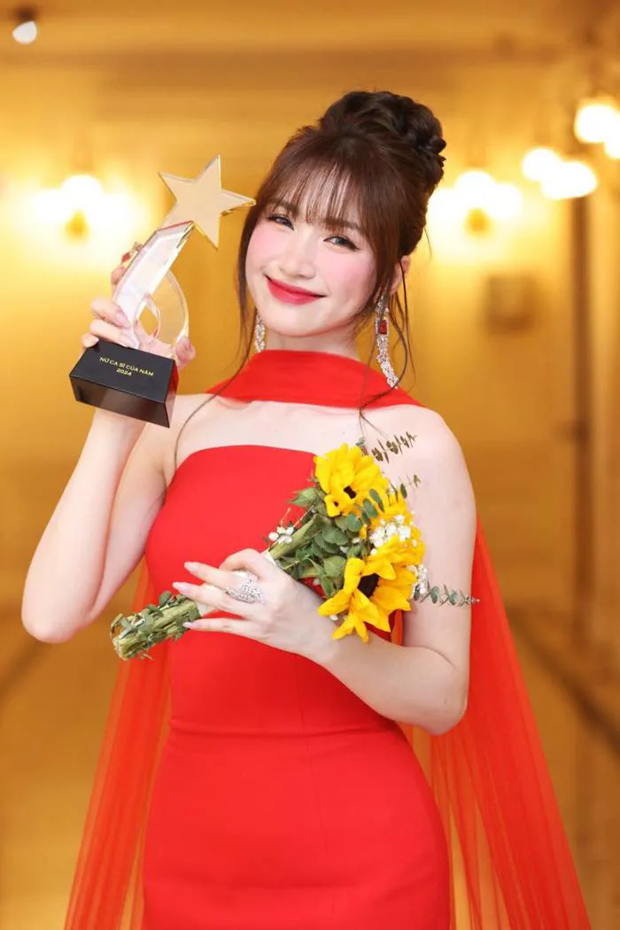 Vừa nhận giải Cống hiến, Hòa Minzy 'khao' fan đi ăn mừng ngay trong đêm