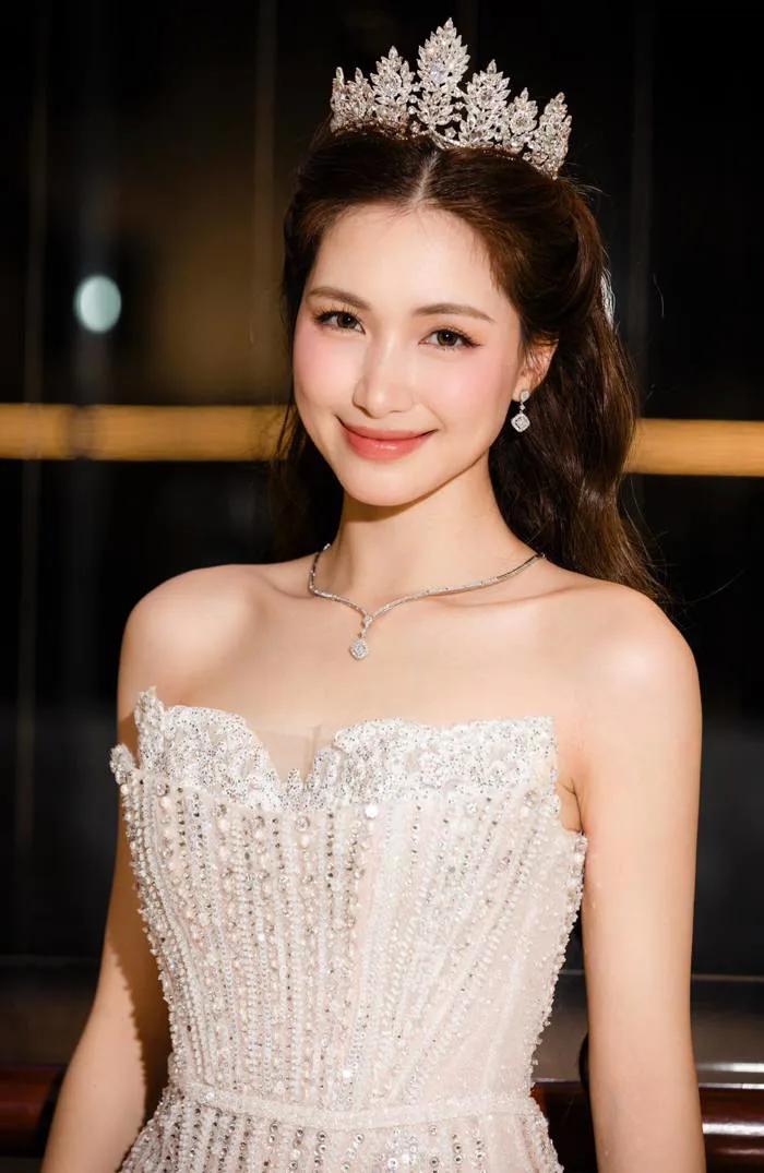 Hòa Minzy như công chúa trong loạt váy dạ hội và trang sức đẳng cấp - Báo  Người Lao Động