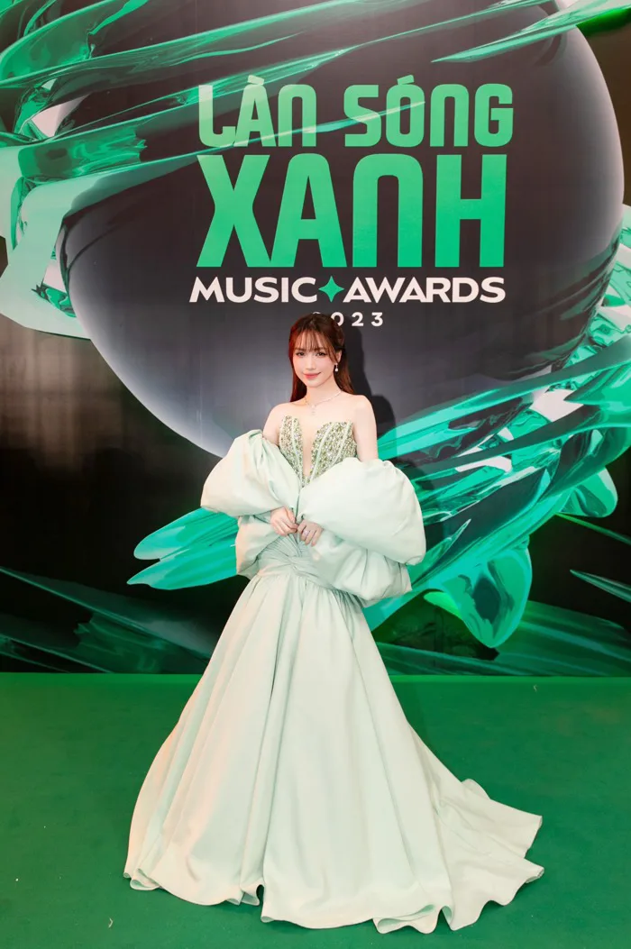 Hoà Minzy chiếm trọn spotlight với bộ trang sức gần nửa tỷ khi dự Làn Sóng  Xanh