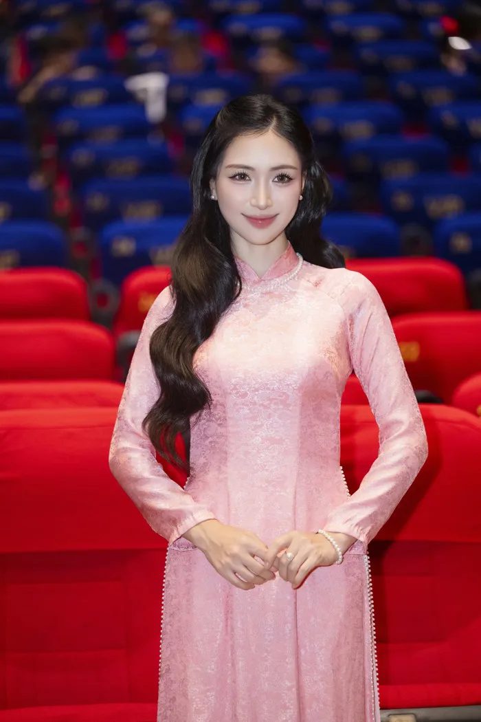 Thảm đỏ phim Mưa Đỏ: Hòa Minzy xinh sang slay kịch trần