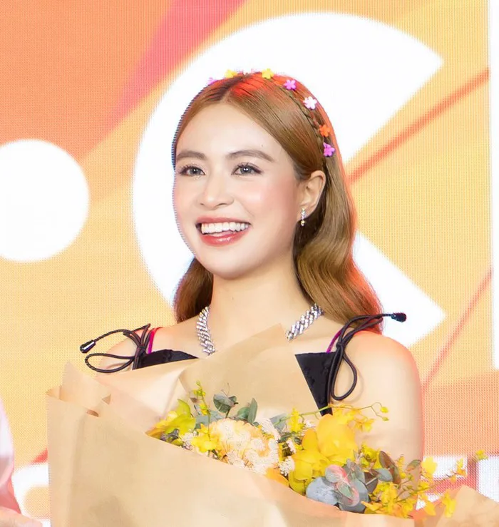 Ca Sĩ Hoàng Thùy Linh