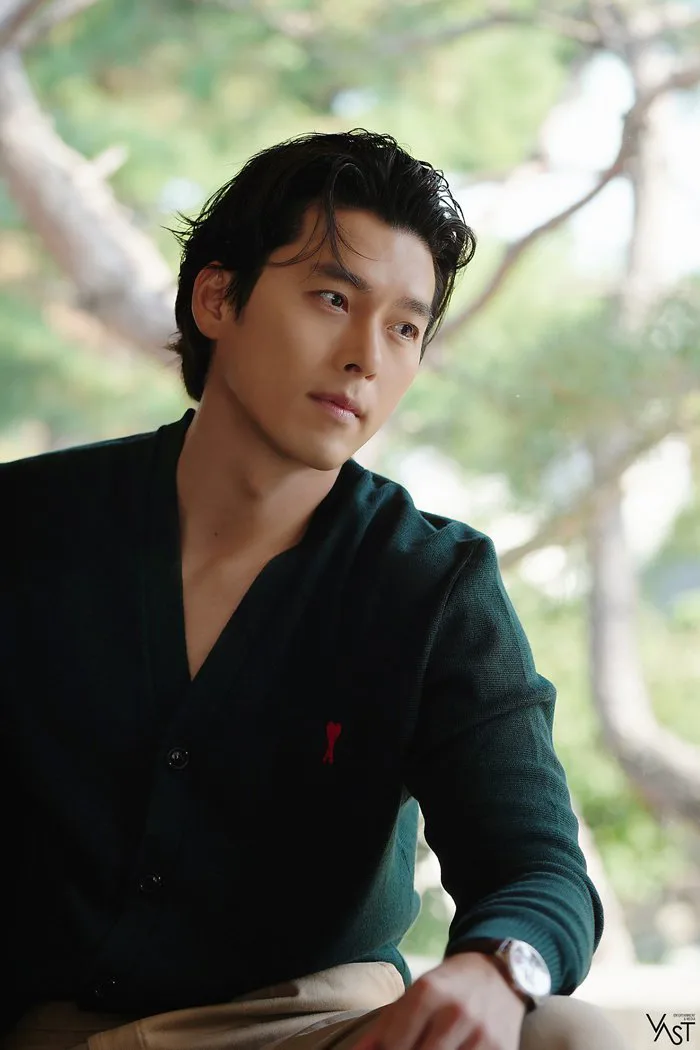 Hyun Bin khoe ngoại hình lãng tử sau khi lên chức cha