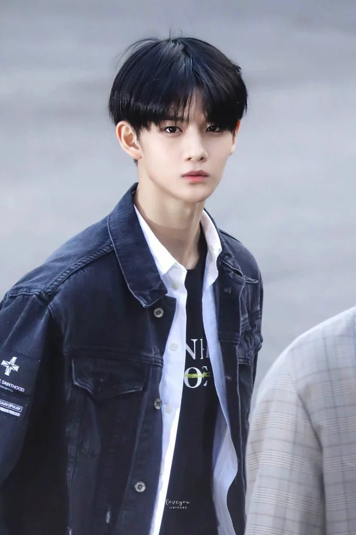 BXH 10 nam idol đẹp tự nhiên của Kpop: YG và JYP bị SM lấn át, No.1 thuộc về nam thần BTS nhưng là ai?