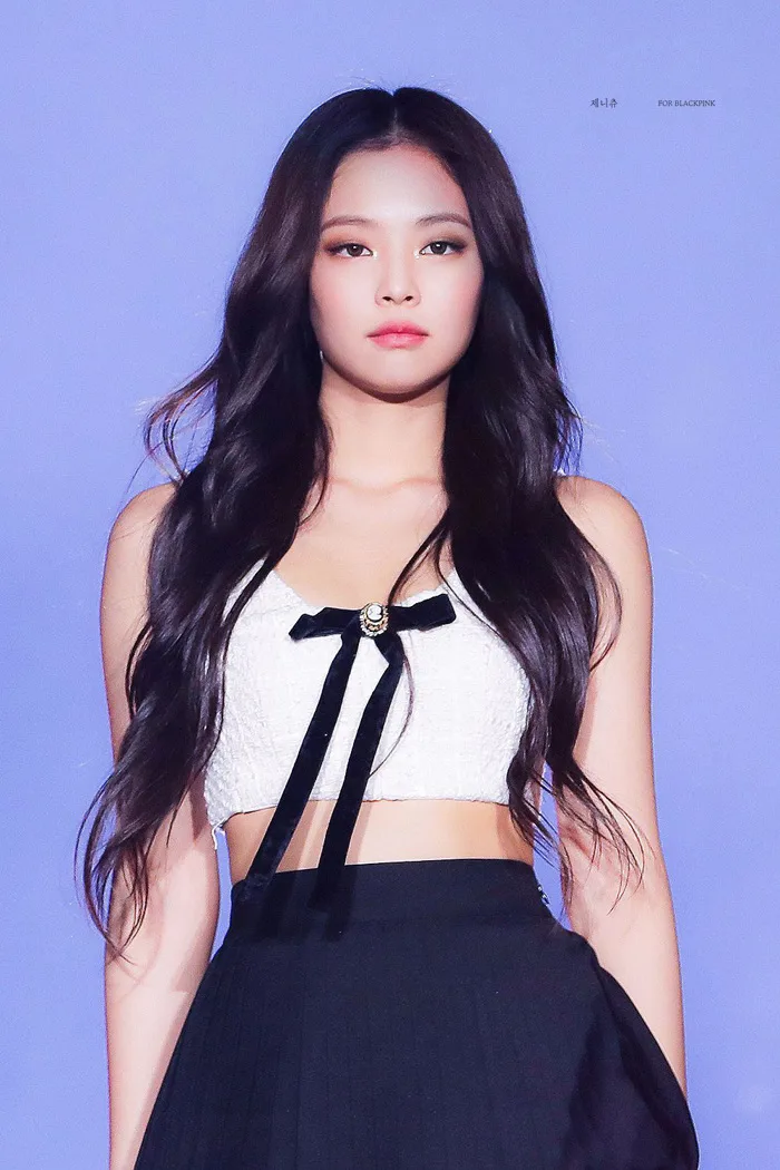 Gần ngày tái xuất, Jennie (BLACKPINK) vẫn lủi thủi chống nạng đến trụ sở YG, màn comeback tiếp tục trì hoãn?