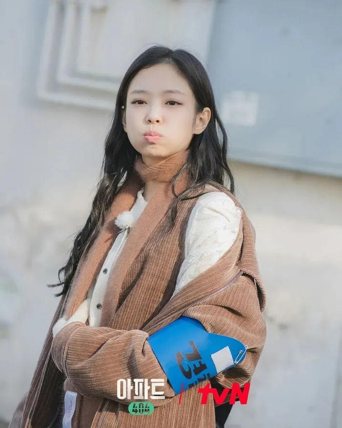Phong cách thời trang năng động của Jennie (BLACKPINK) trong “Apartment 404”