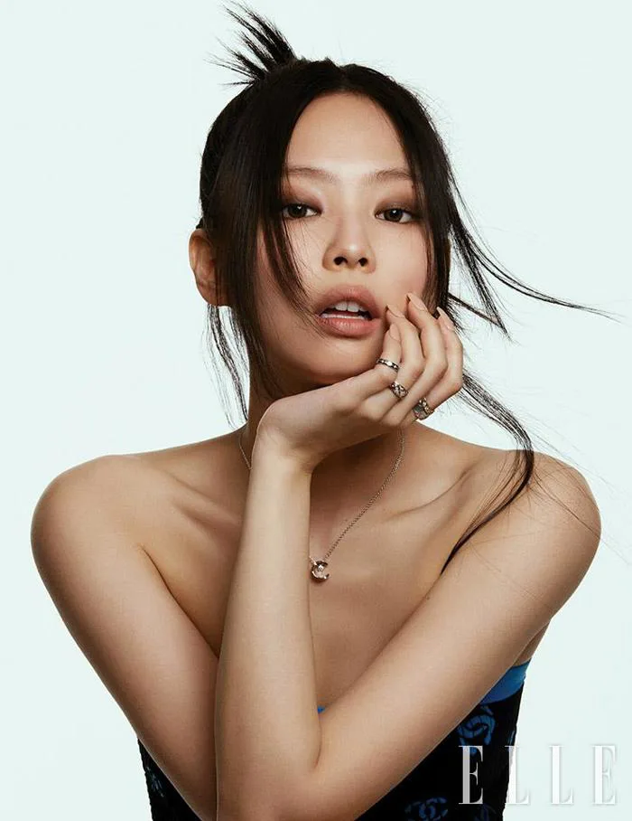 Jennie (BlackPink) khoe vóc dáng nuột nà trong loạt ảnh mới