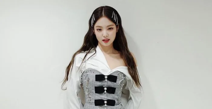 Bí kíp cưa đổ crush của Jennie (BLACKPINK): Chụp hình cùng tường đơn sắc mộc mạc nhưng vẫn cực cuốn hút - BlogAnChoi
