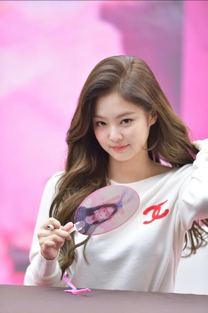 Gia thế của Jennie Blackpink: Mẹ giám đốc, cha điều hành bệnh viện