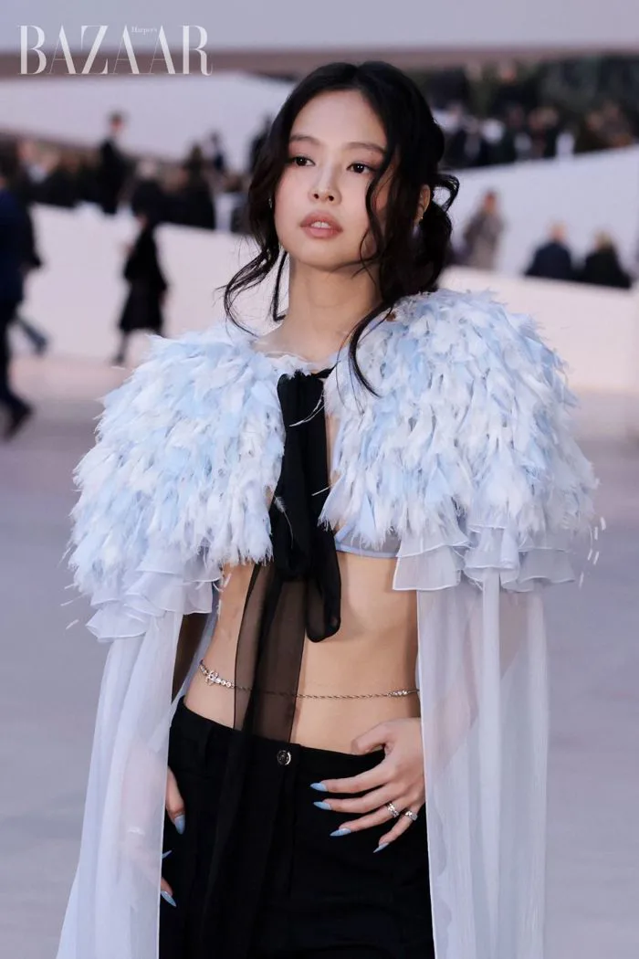 Jennie (BLACKPINK) lần đầu dự show Chanel Haute Couture | Harper's Bazaar Việt Nam