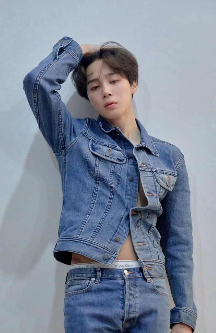 BTS tung ảnh cả nhóm nhưng fan chỉ tập trung bình luận về bức ảnh của Jimin  vì chi tiết nhạy cảm