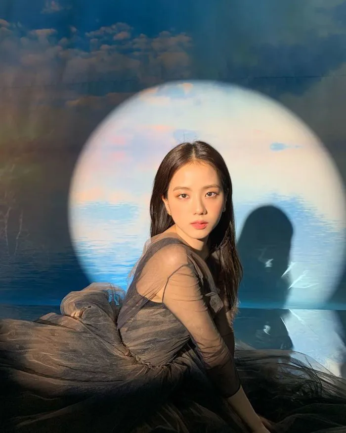 Jisoo (BLACKPINK) bỗng dưng bị YG xóa khỏi trang chủ, nghiệp diễn xuất tiêu  tan khiến fan phẫn nộ