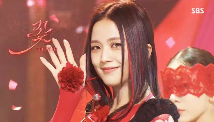 Jisoo (BlackPink) đầy mê hoặc trên sân khấu solo đầu tiên