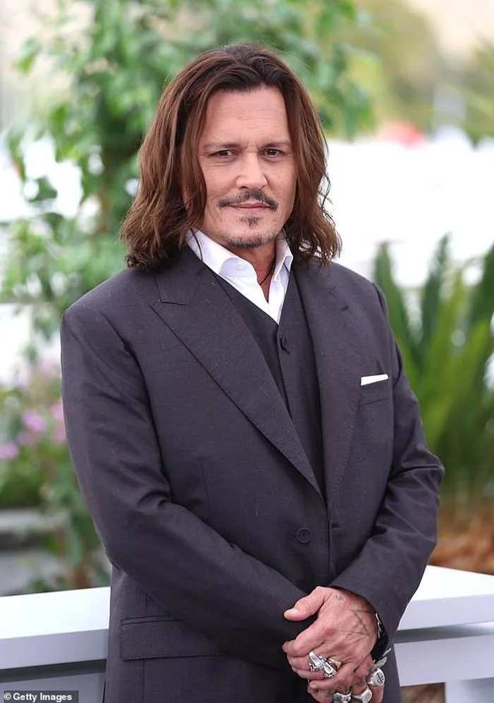 Johnny Depp lột xác ở tuổi 60: Giảm cân, diện mạo bảnh bao, sống tĩnh lặng  | Báo Dân trí