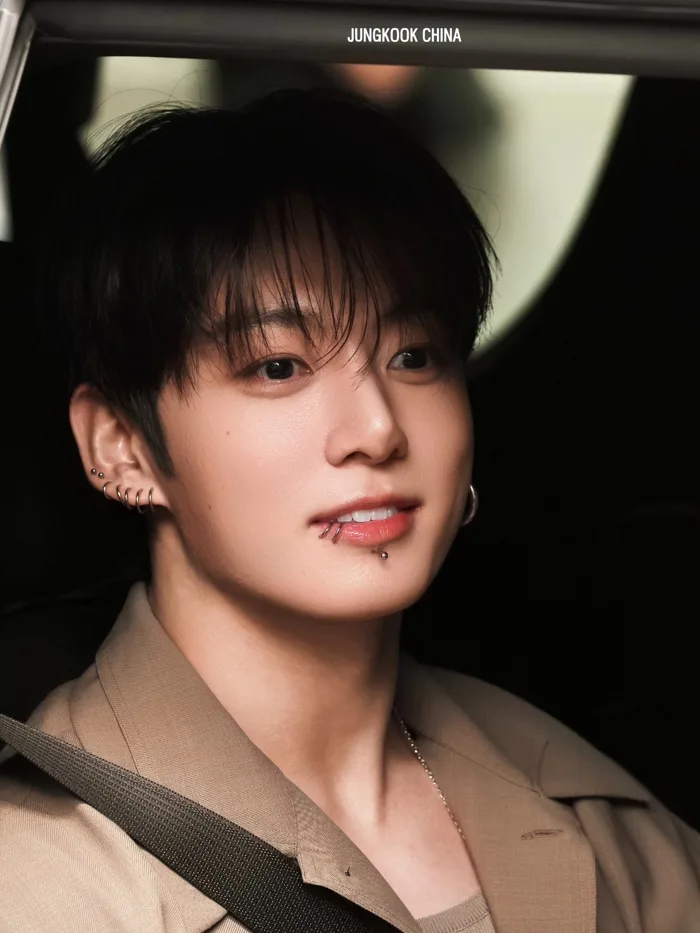 Jungkook (BTS) đại náo nửa đêm: Follow cả thế giới, không chừa cả đối thủ  BLACKPINK - EXO!