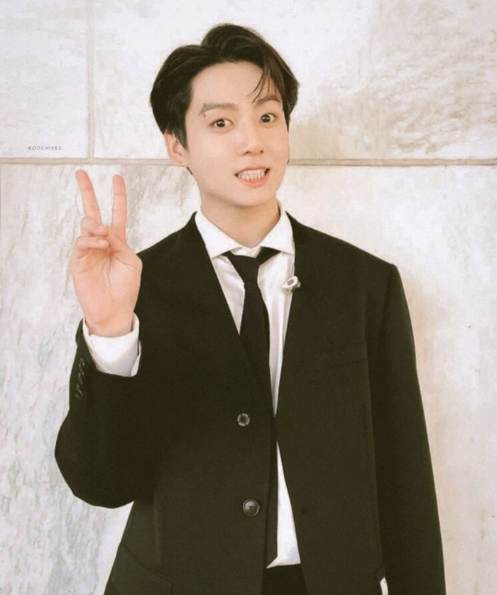 Jungkook (BTS) khiến fan đứng ngồi không yên với loạt khoảnh khắc huyền  thoại tại lễ trao giải