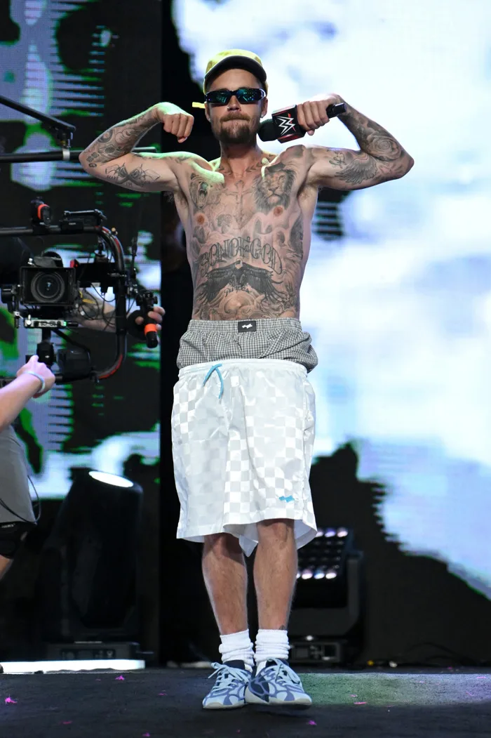 Justin Bieber cởi trần biểu diễn trên sân khấu - Ngôi sao