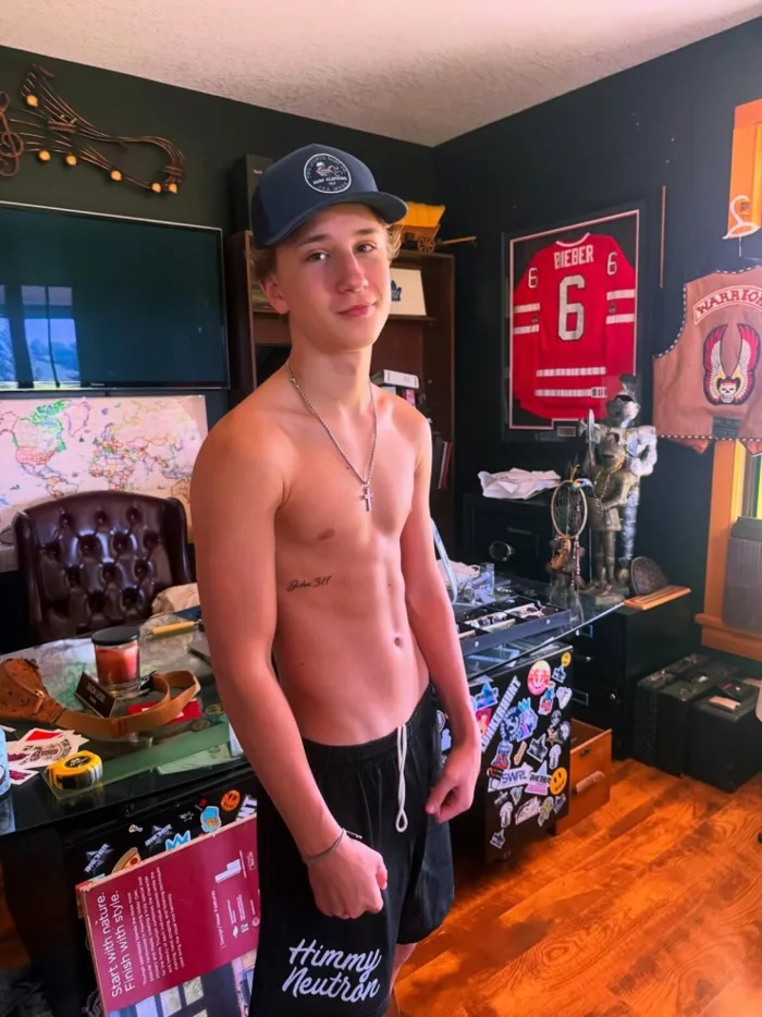 Ngoại hình em trai 16 tuổi của Justin Bieber