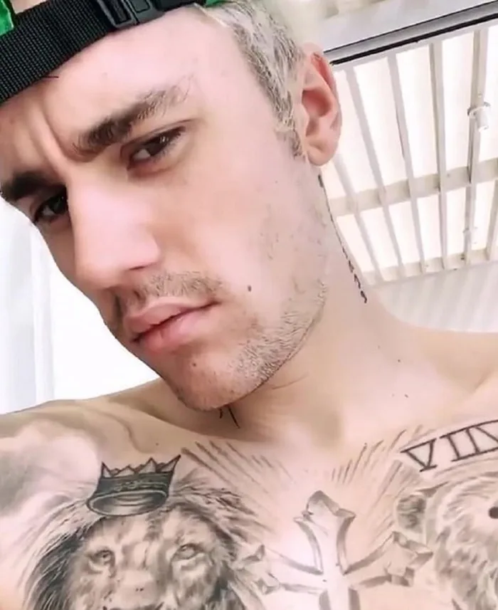 Justin Bieber khoe cận cảnh cơ thể phủ kín hình xăm