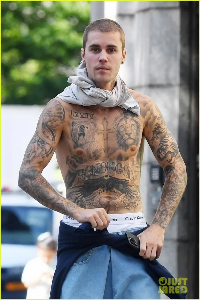 Justin Bieber cởi áo, khoe loạt hình xăm 