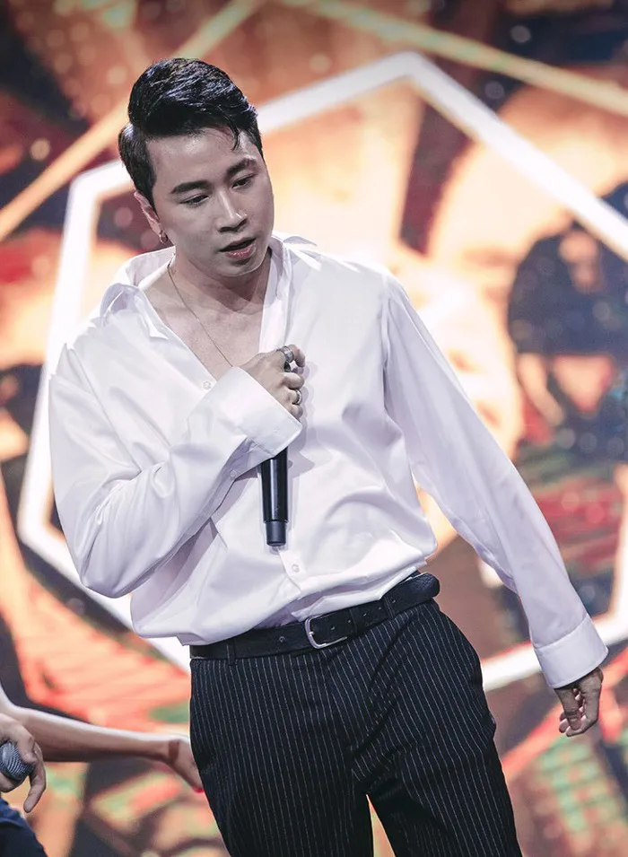 Hình ảnh Karik mặc sơ mi trắng như 