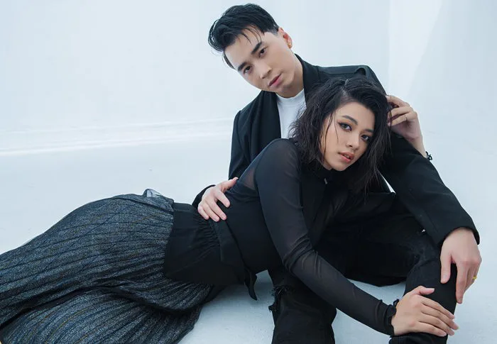 Karik khoe ảnh tình tứ cùng 