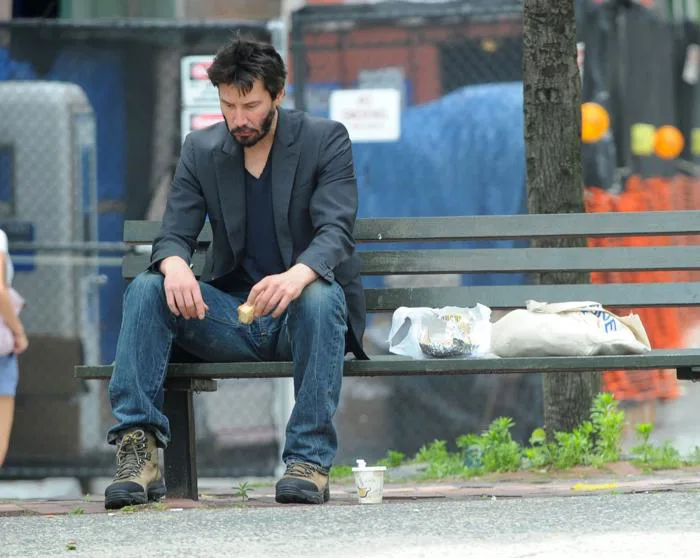 Tài tử Keanu Reeves tiết lộ sự thật đằng sau bức ảnh nổi tiếng 
