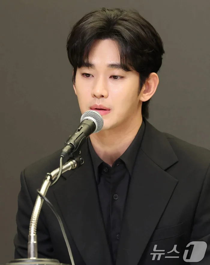Kim Soo Hyun khóc tại họp báo, thừa nhận mình là 