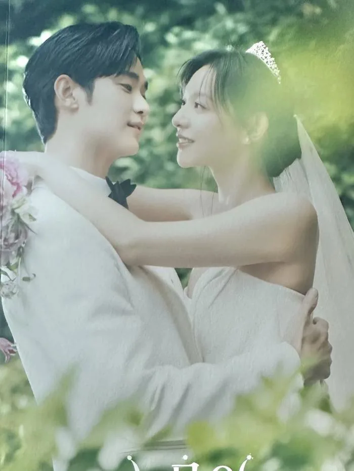 Ảnh cưới chưa từng công bố của Kim Soo Hyun và Kim Ji Won trong 'Nữ hoàng  nước mắt'